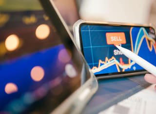 Osoba analizująca opcje Bitcoin, Ethereum i forex na wielu rynkach